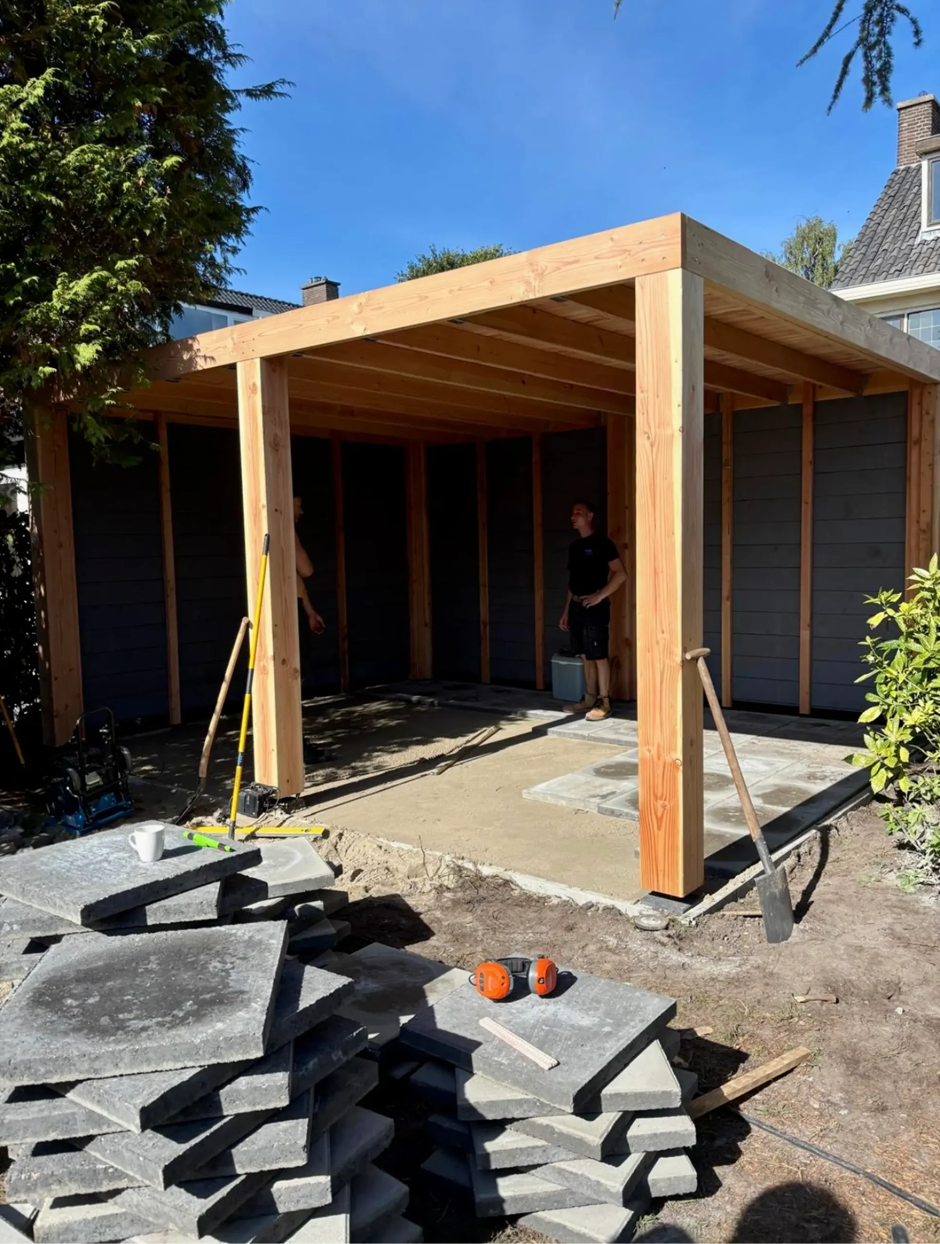 Houten overkapping in aanbouw