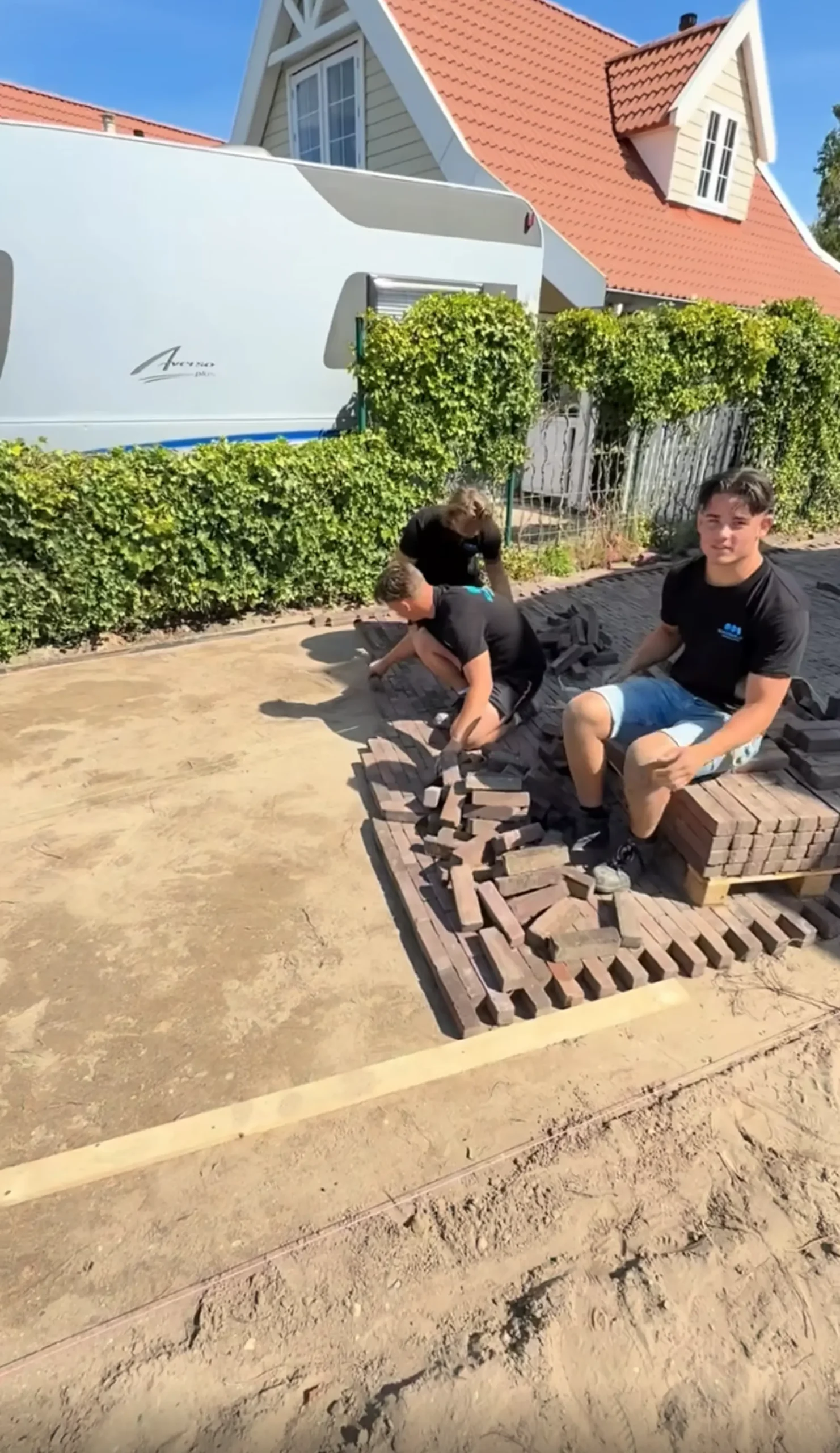 Bestrating wordt aangelegd