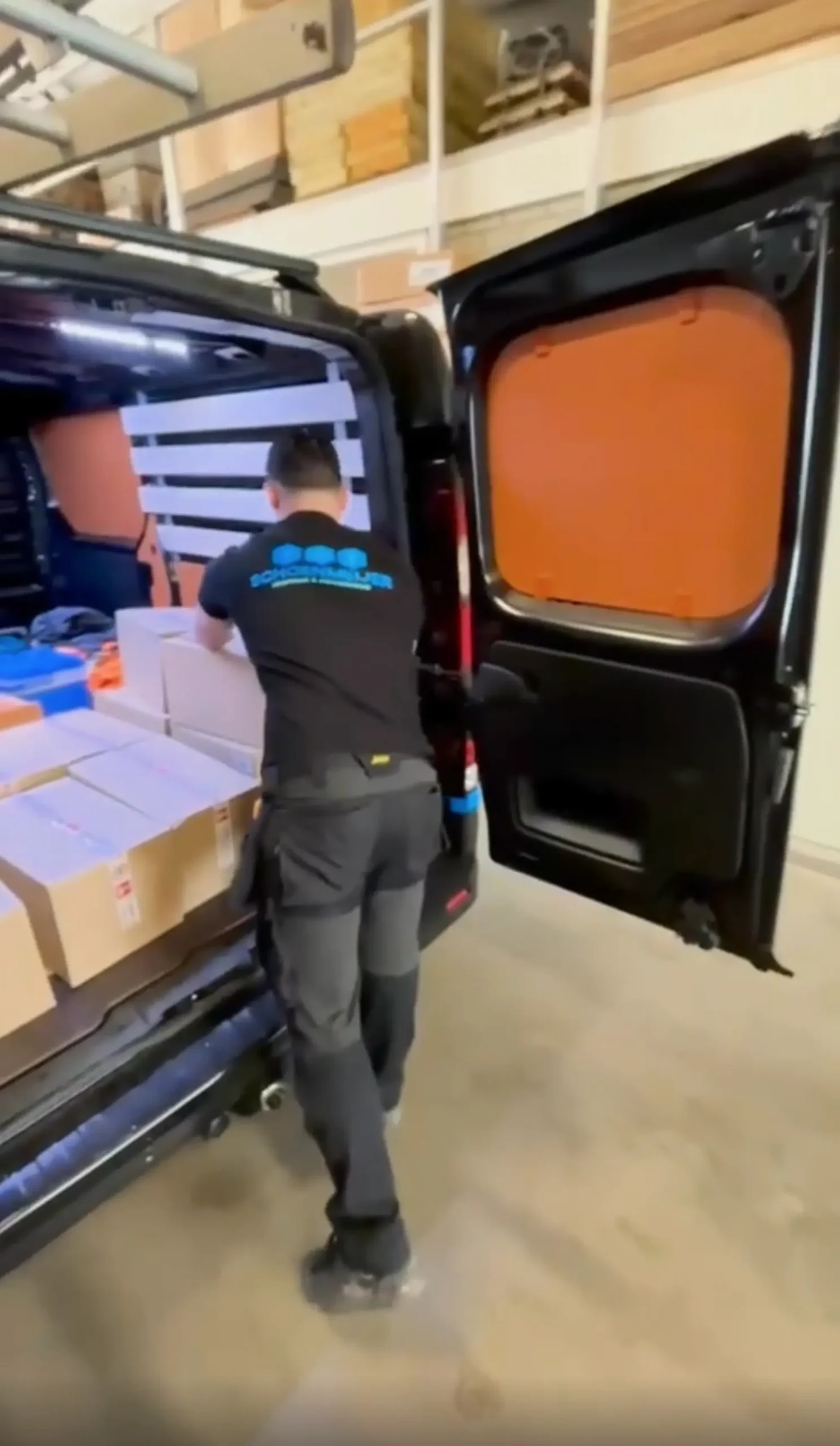 Materialen worden ingeladen in de bus