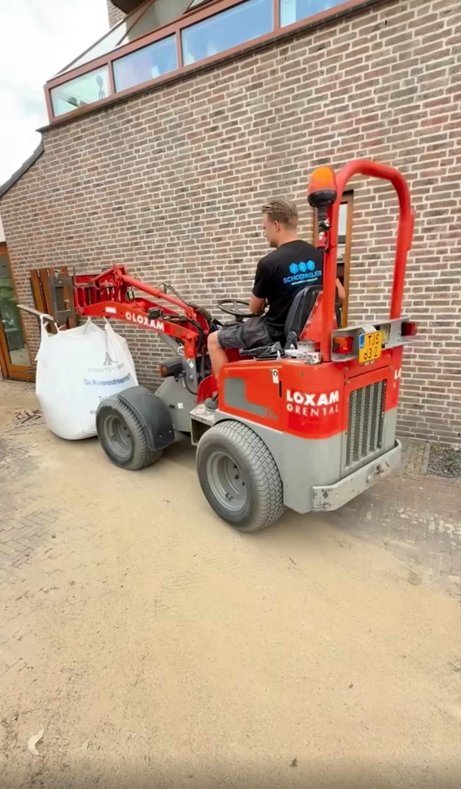 Medewerker van Schoenmeijer op een shovel
