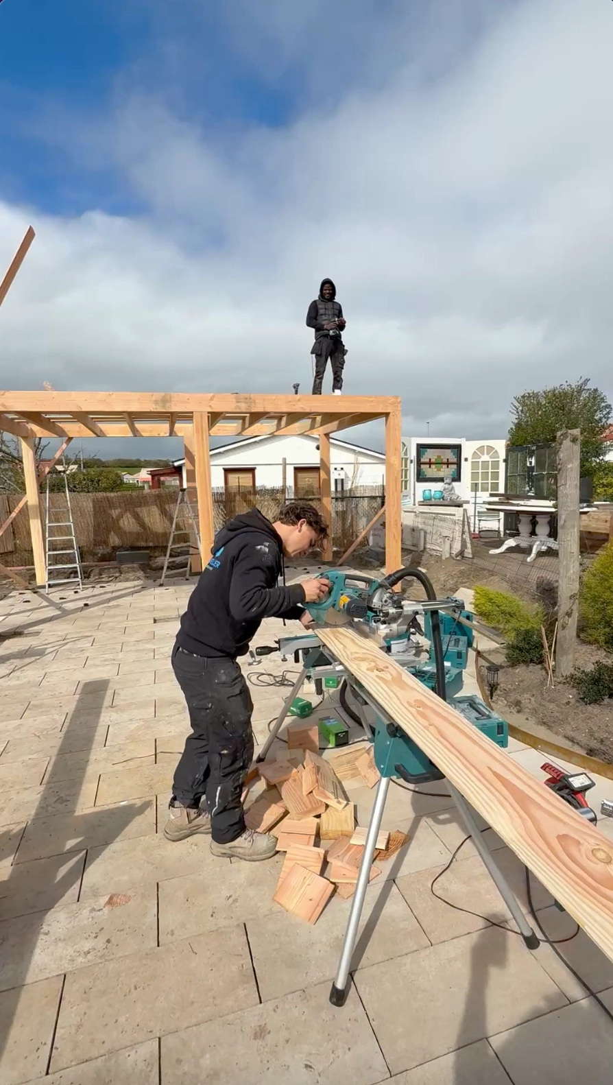 Hout op maat zagen voor een overkapping